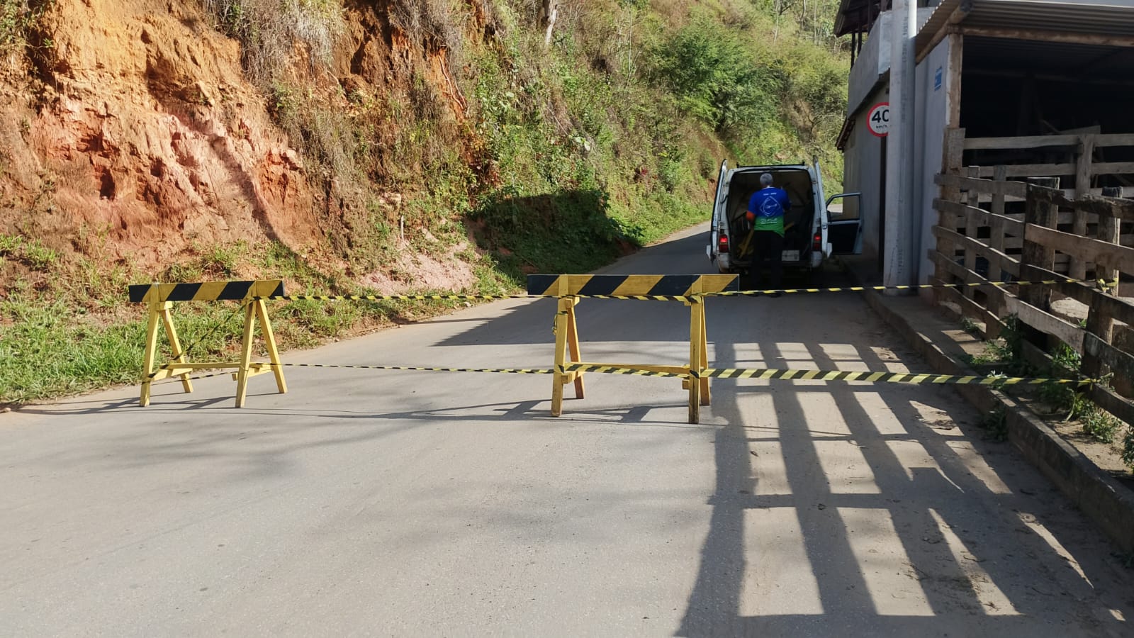 Estrada da Ponte Preta é interditada para serviço de drenagem em Santos Dumont
